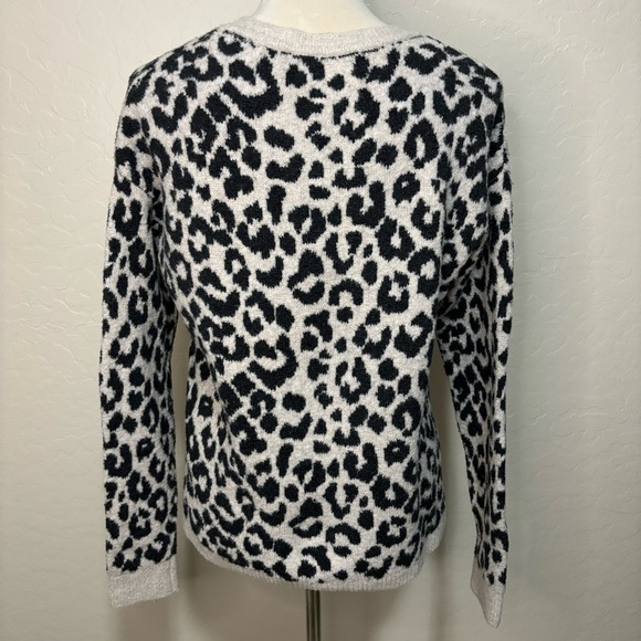 Yet Again Crewneck Leopard Print Long Sleeve Hi-Low Hem Cozy Knit Sweater Size M - Picture 4 of 7